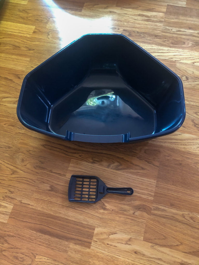 corner litter box that comes with scooper